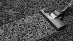 Posyp dywan tym składnikiem kuchennym i odkurz go – będzie pachniał i wyglądał jak nowy.